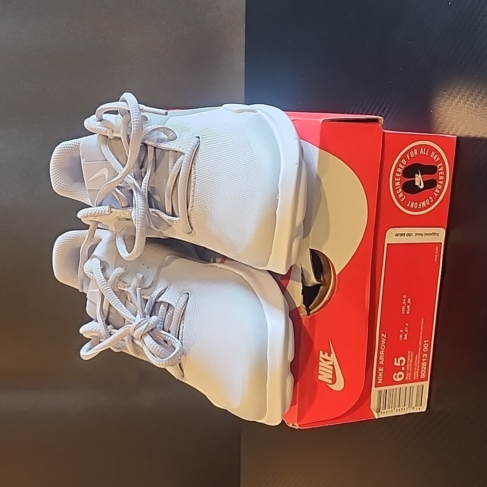 Nike Arrowz, gray, size 6.5 girls